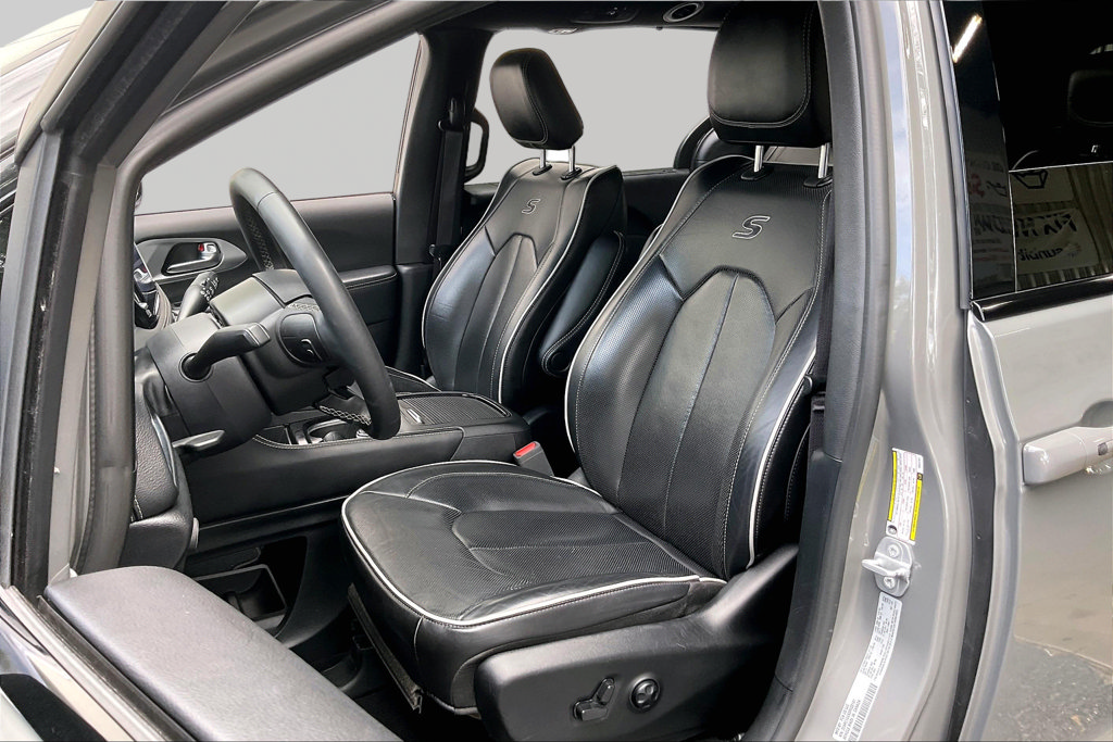 Used 2025 Chrysler Pacifica Limited FWD image 3