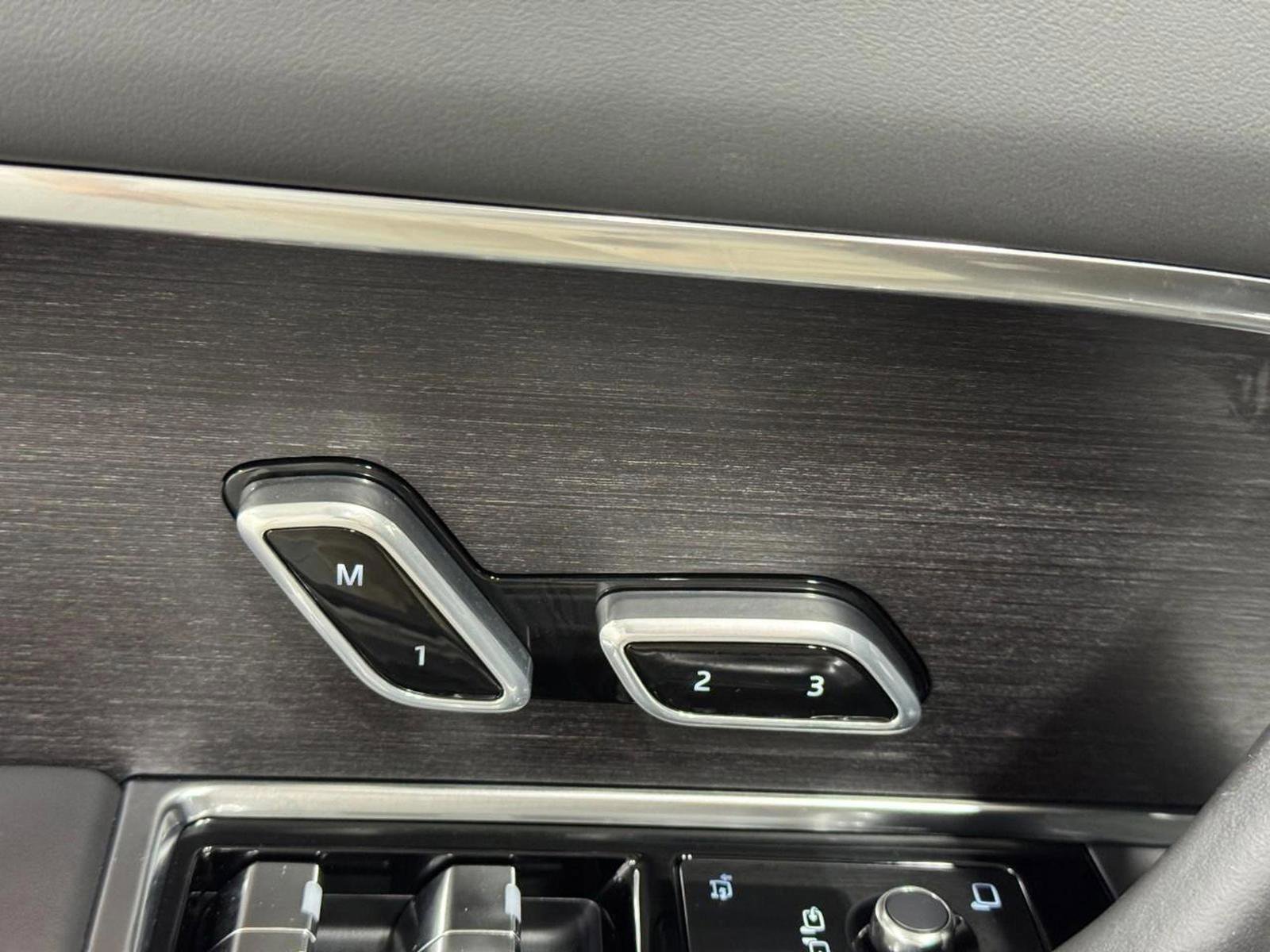 Used 2025 Land Rover Range Rover SE image 22