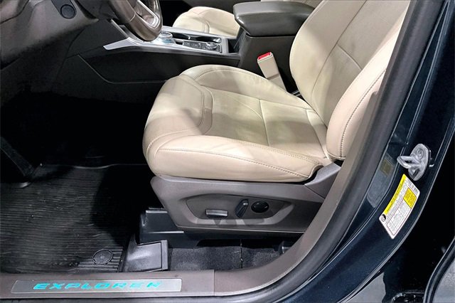 Used 2022 Ford Explorer Platinum w/ Technology Package image 19