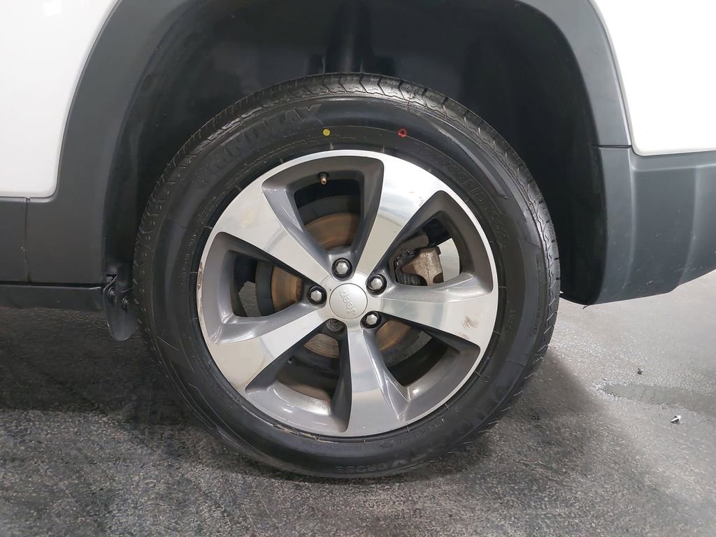 Used 2019 Jeep Cherokee Limited FWD image 32