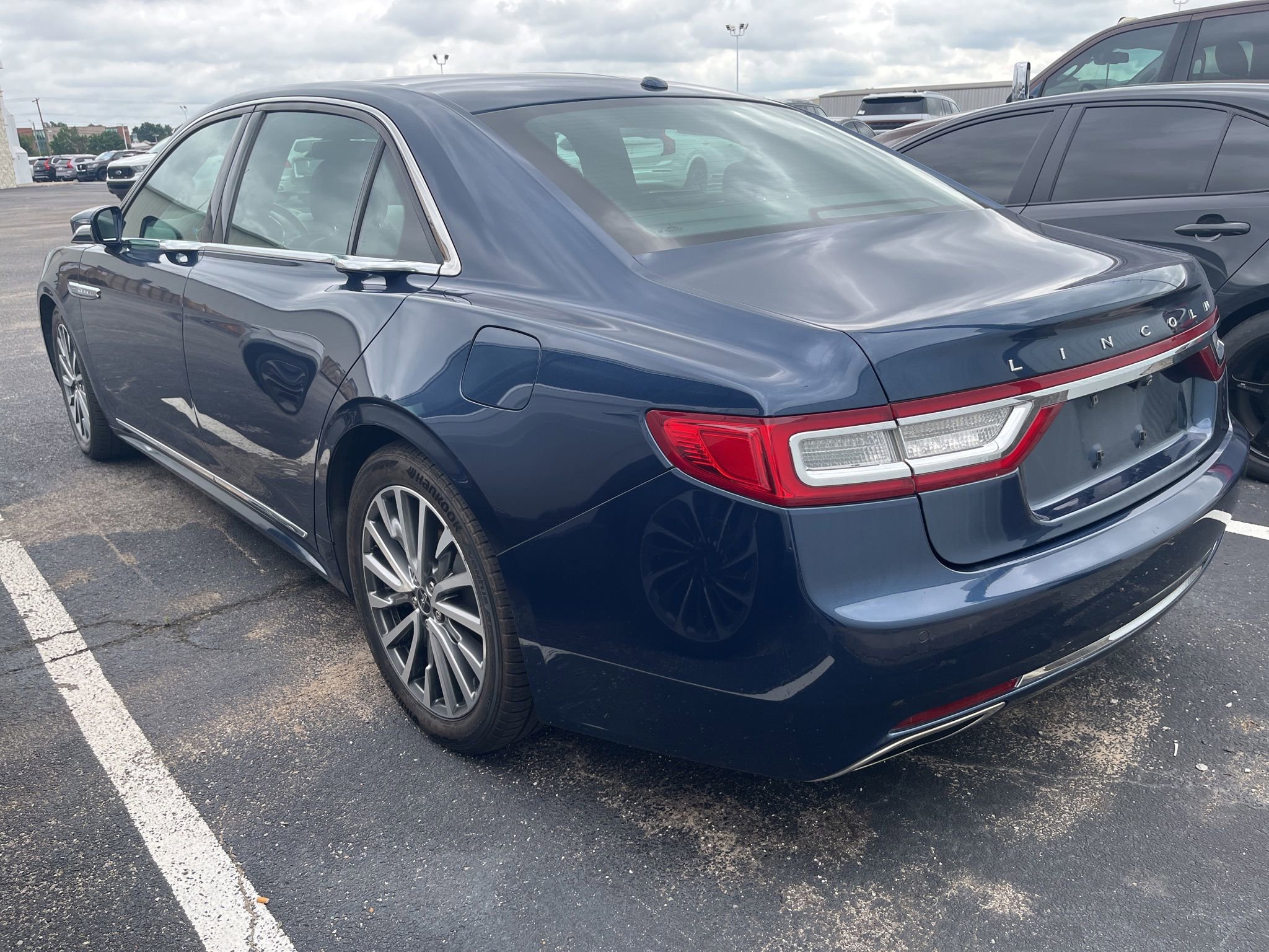 Used 2017 Lincoln Continental Select w/ Climate Package FWD image 4