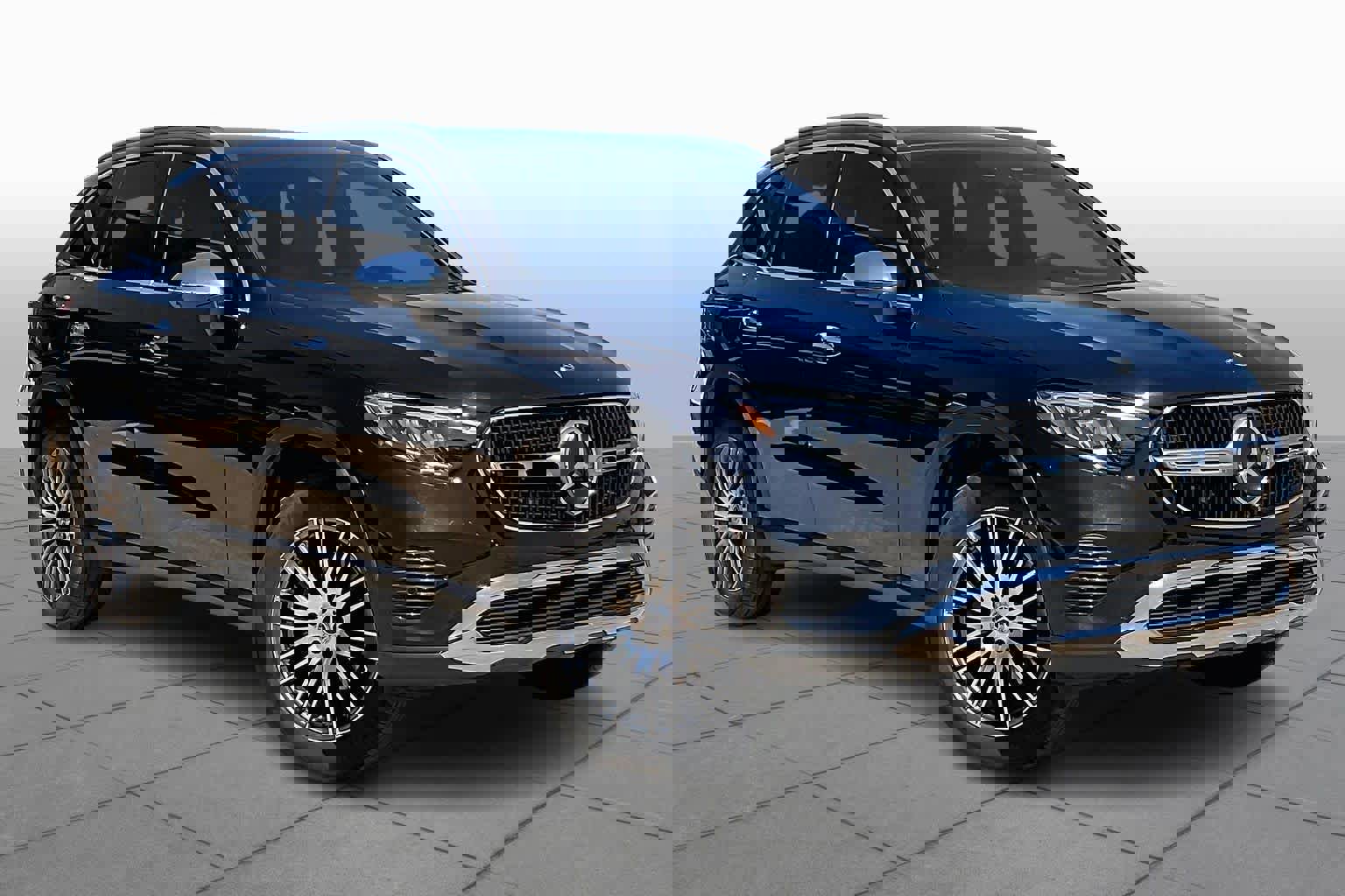 Used 2025 Mercedes-Benz GLC 300 4MATIC image 4