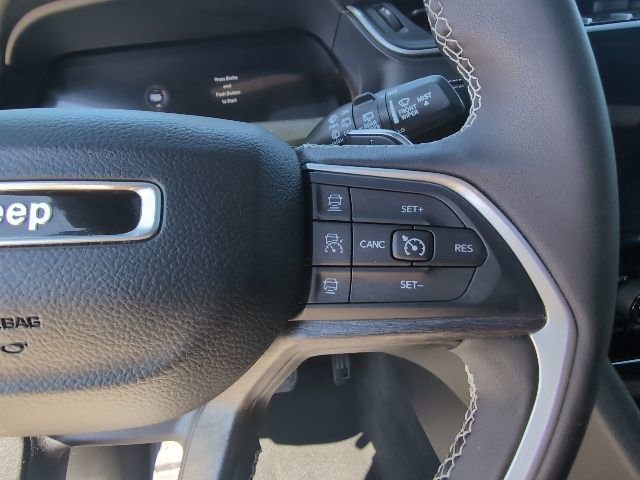 Used 2024 Jeep Grand Cherokee Limited w/ Luxury Tech Group II image 17