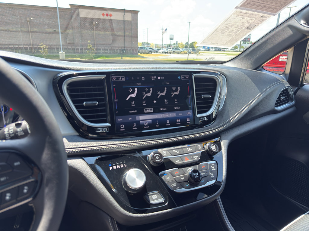 Used 2025 Chrysler Pacifica Limited FWD image 24
