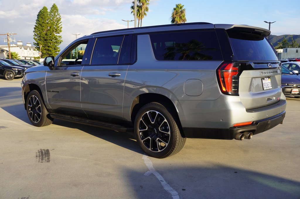 Used 2025 Chevrolet Suburban RST image 4