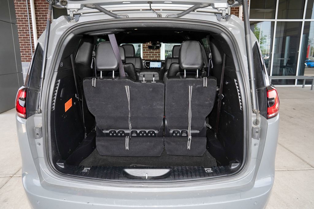 Used 2025 Chrysler Pacifica Select image 5