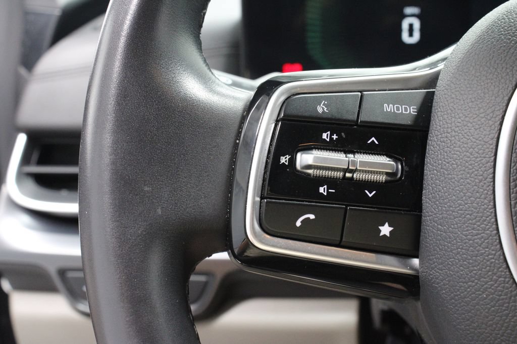 Used 2025 Kia Carnival FWD image 27