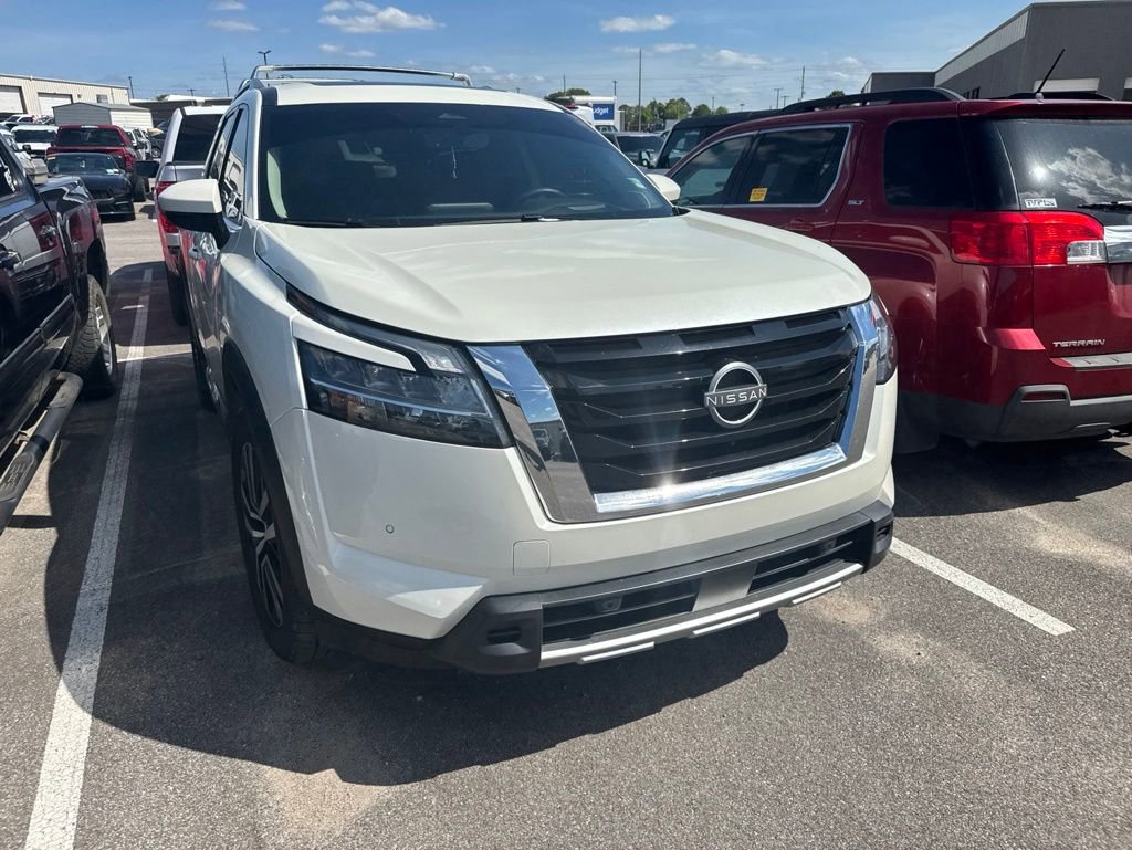 Used 2024 Nissan Pathfinder Platinum w/ Cargo Package AWD/4WD image 3