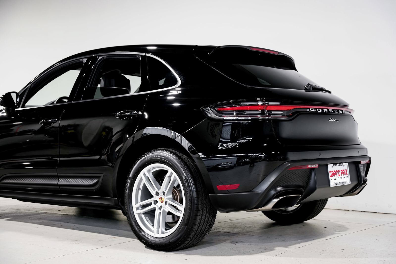 Used 2024 Porsche Macan AWD/4WD image 39