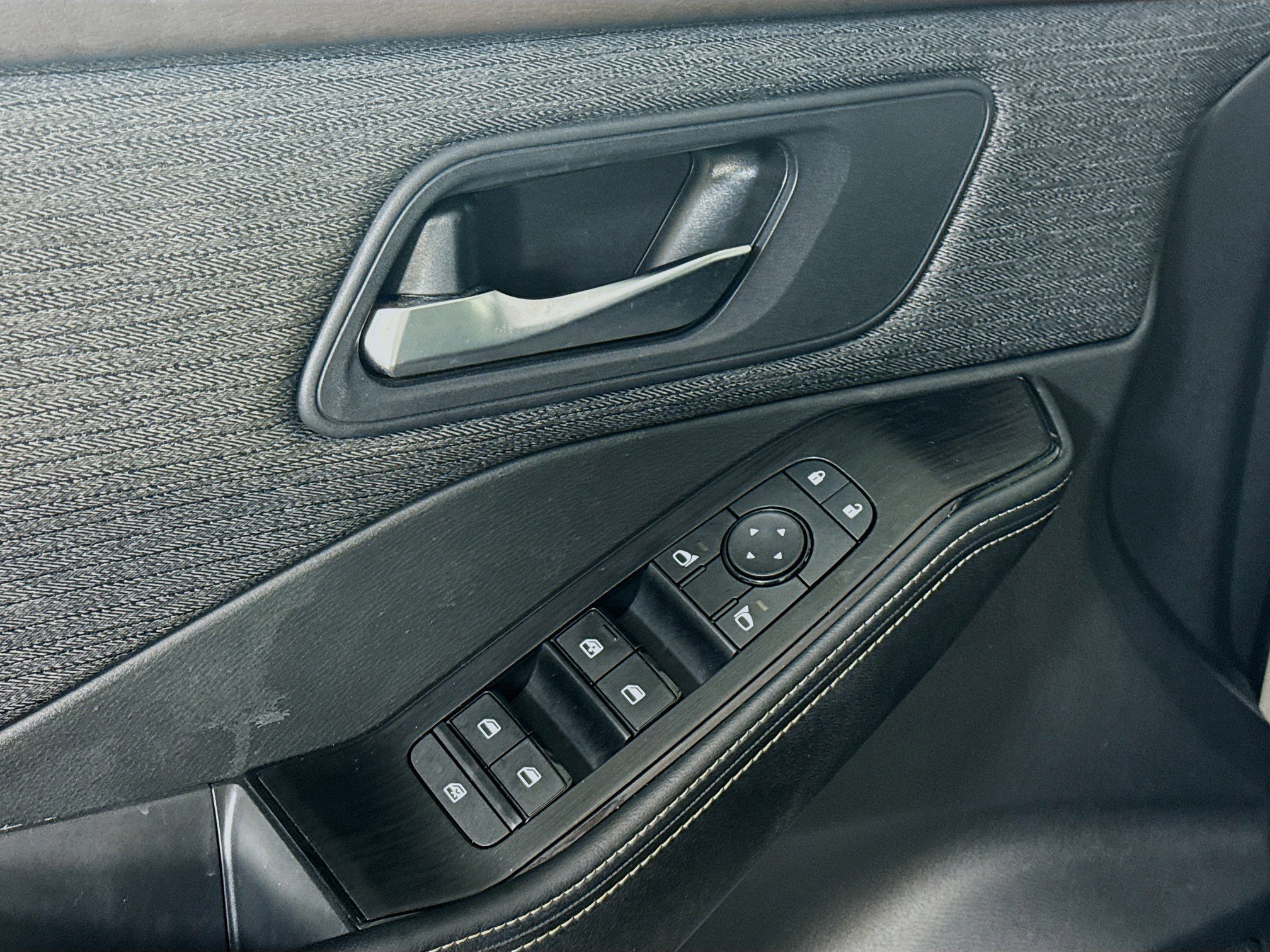 Used 2023 Nissan Rogue SV image 24