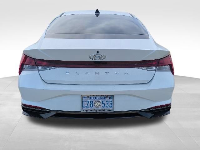 Used 2021 Hyundai Elantra SEL w/ Convenience + Premium Package FWD image 4