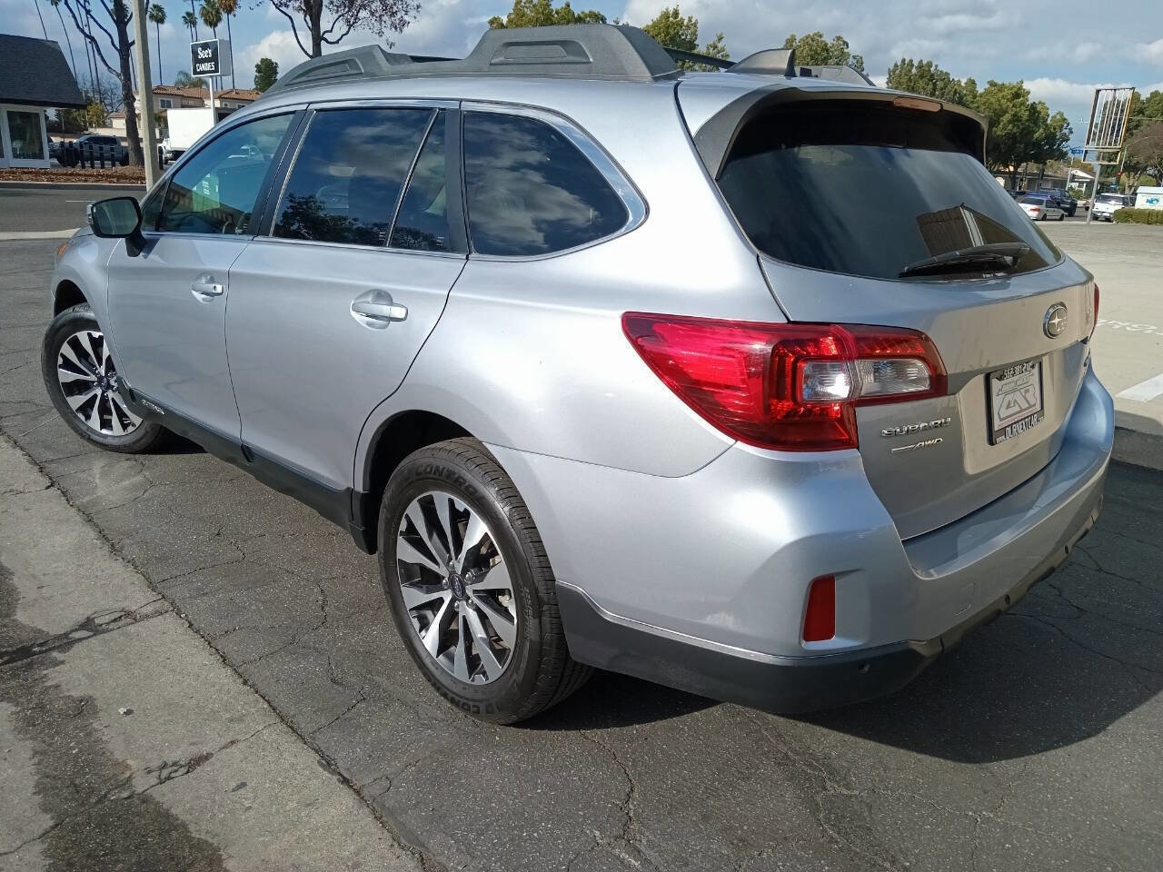 Used 2017 Subaru Outback 2.5i Limited image 3