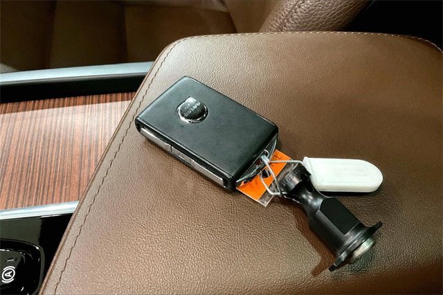 Certified 2025 Volvo V60 B5 Cross Country Plus image 12