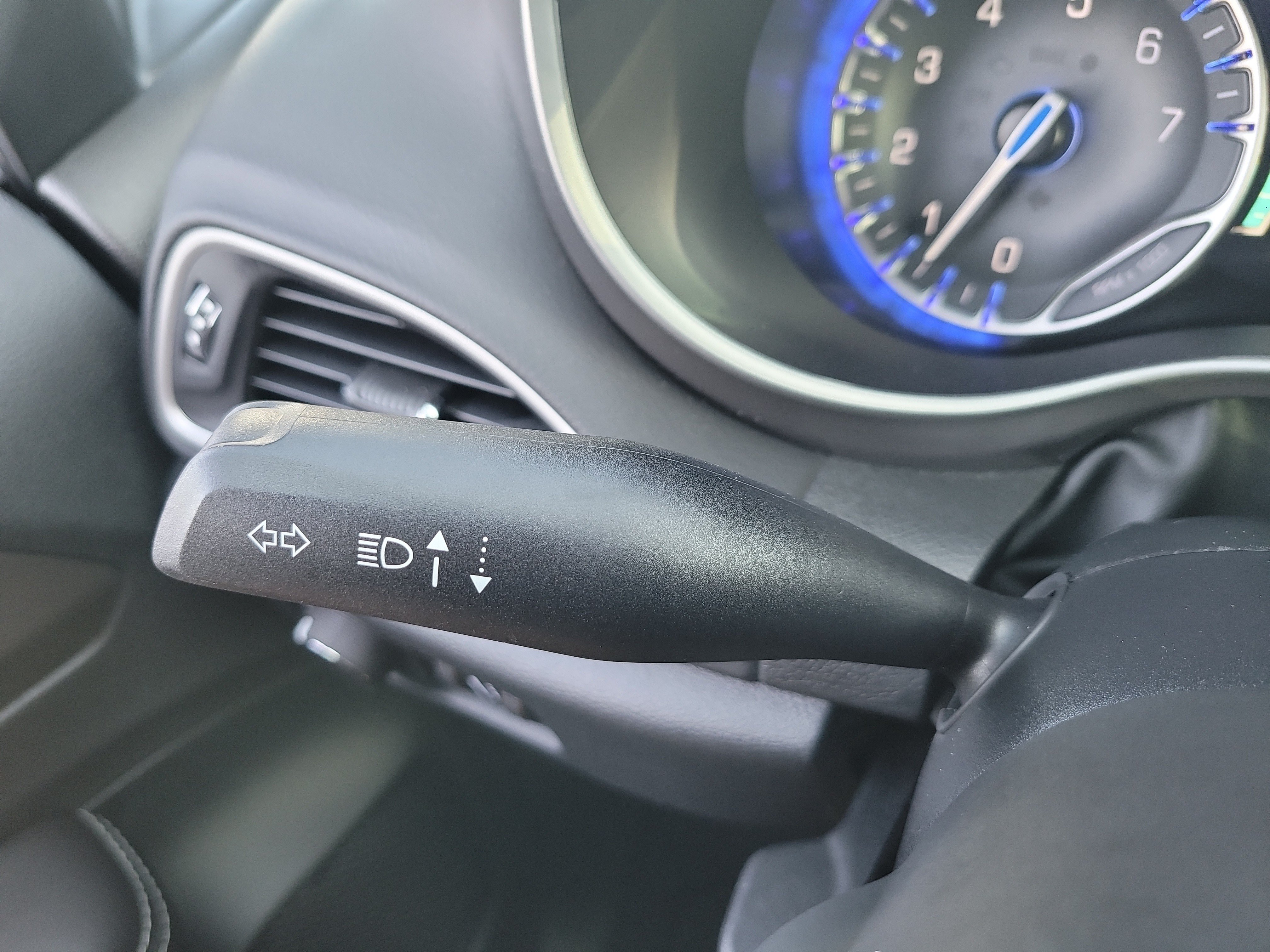 Used 2026 Chrysler Voyager LX FWD image 27