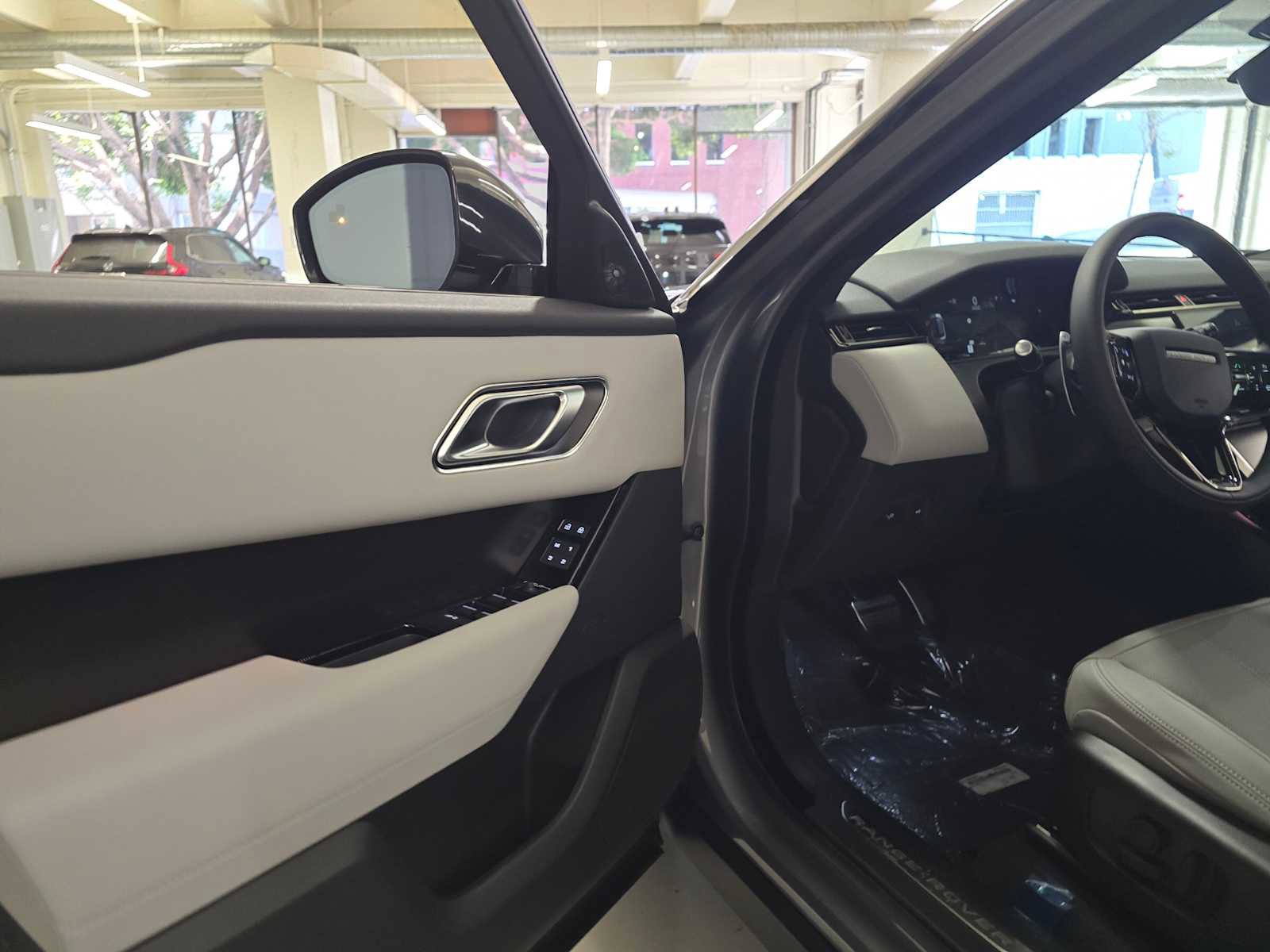 New 2026 Land Rover Range Rover Velar Dynamic SE image 19
