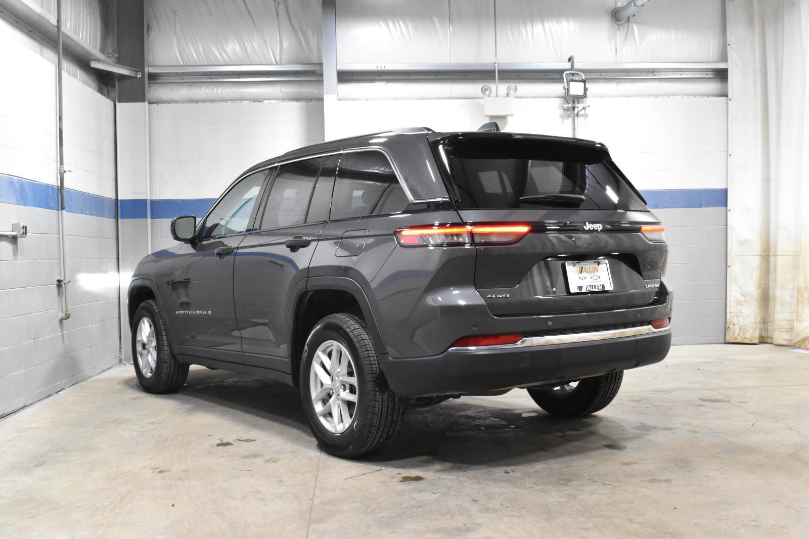 Used 2024 Jeep Grand Cherokee Laredo X AWD/4WD image 26