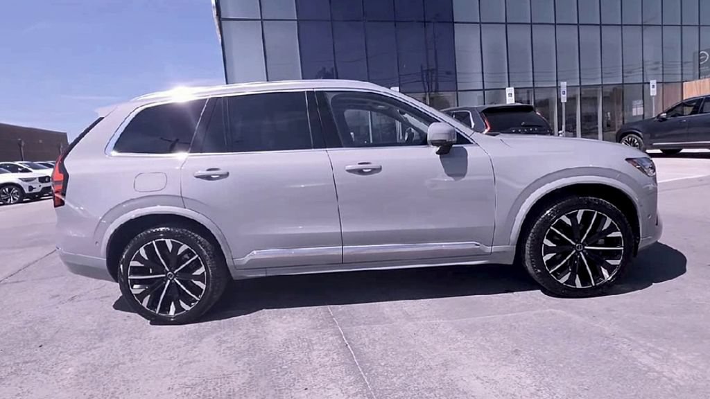 Certified 2025 Volvo XC90 B5 Plus AWD/4WD image 9
