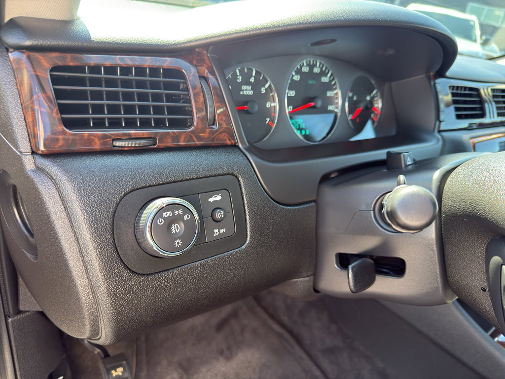 Used 2012 Chevrolet Impala LTZ FWD image 13