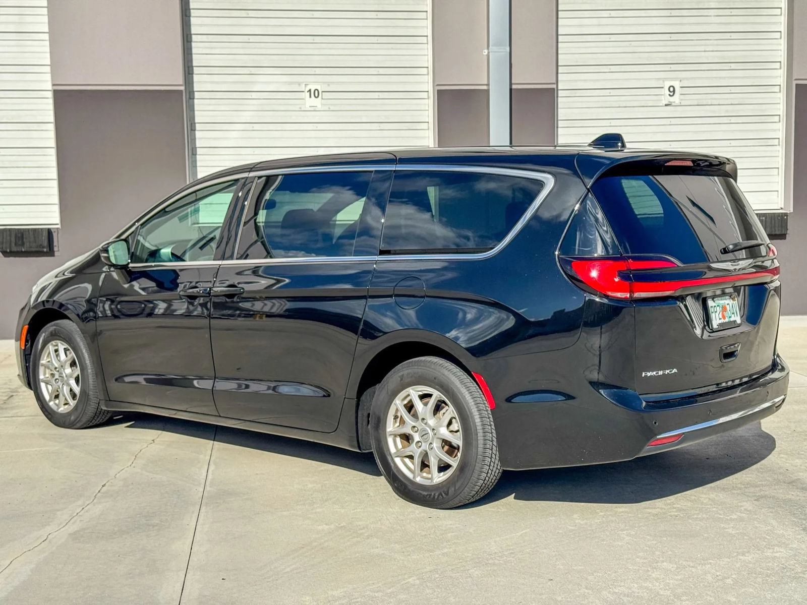 Used 2025 Chrysler Pacifica Select FWD image 5