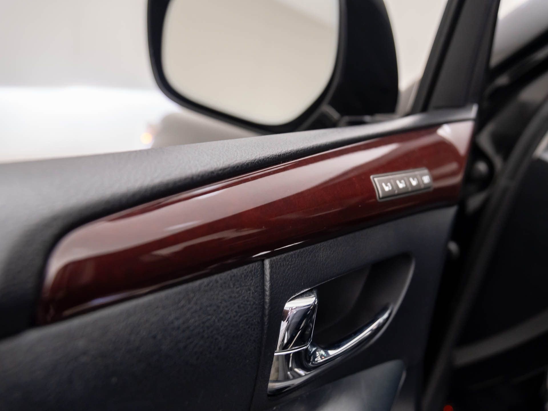 Used 2014 Lexus LX 570 4WD w/ Luxury Package image 15