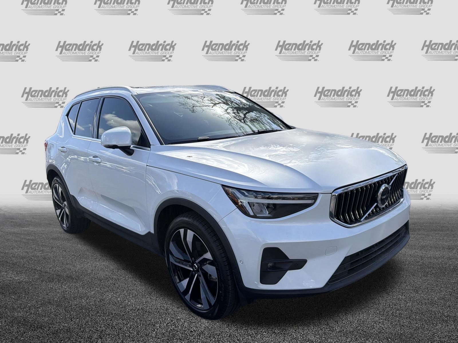 Certified 2023 Volvo XC40 B4 Plus w/ Driver Assist Package image 2