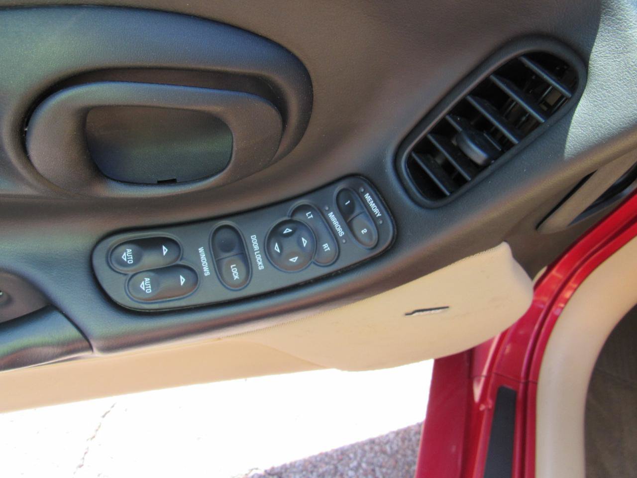 Used 2004 Chevrolet Corvette Convertible w/ Preferred Equipment Group RWD image 20