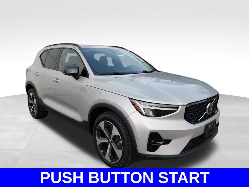 Used 2024 Volvo XC40 B5 Plus image 3