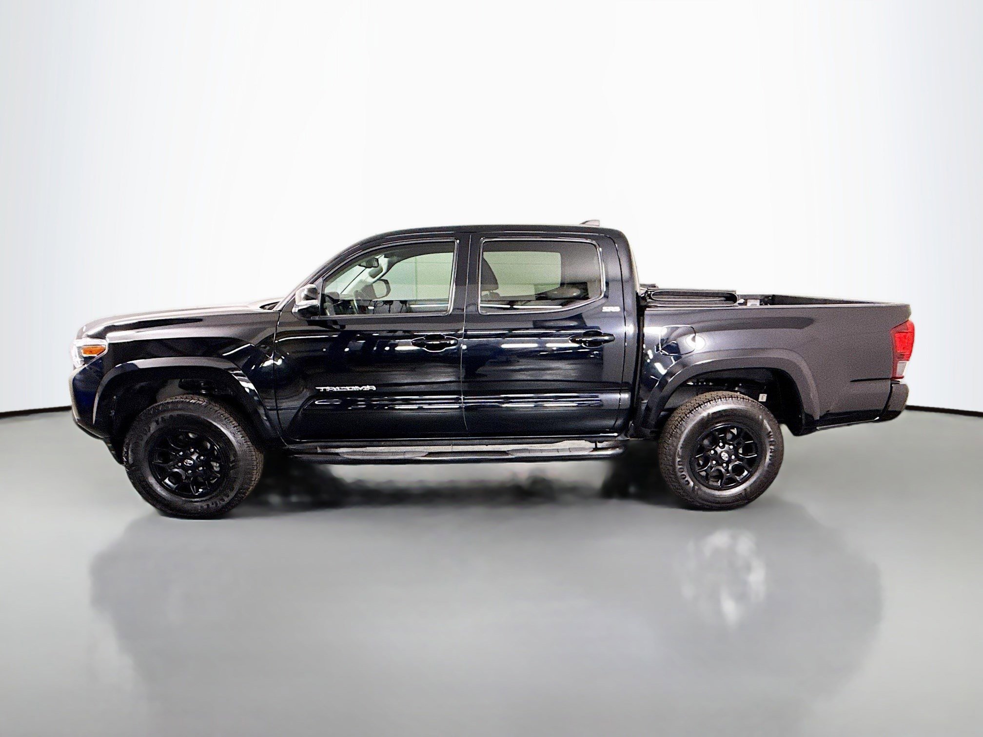 Used 2022 Toyota Tacoma SR5 w/ Technology Package image 6