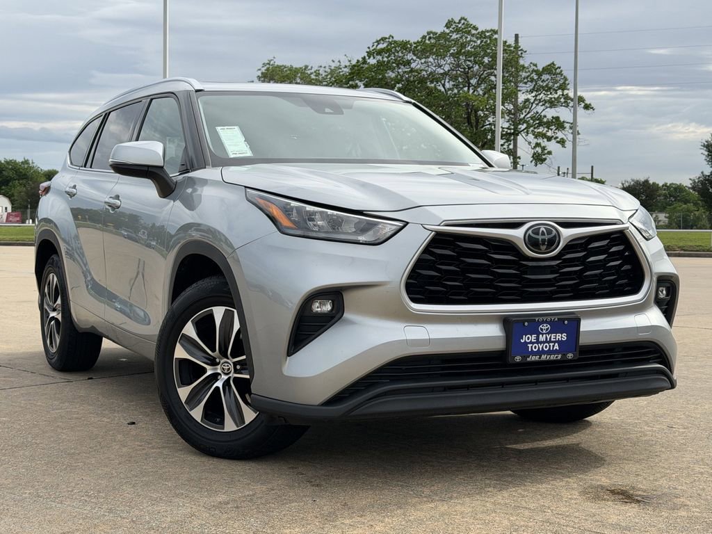 Used 2020 Toyota Highlander XLE FWD image 2