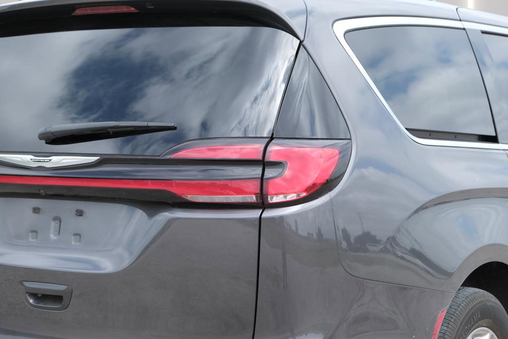 Used 2023 Chrysler Pacifica Touring-L FWD image 9