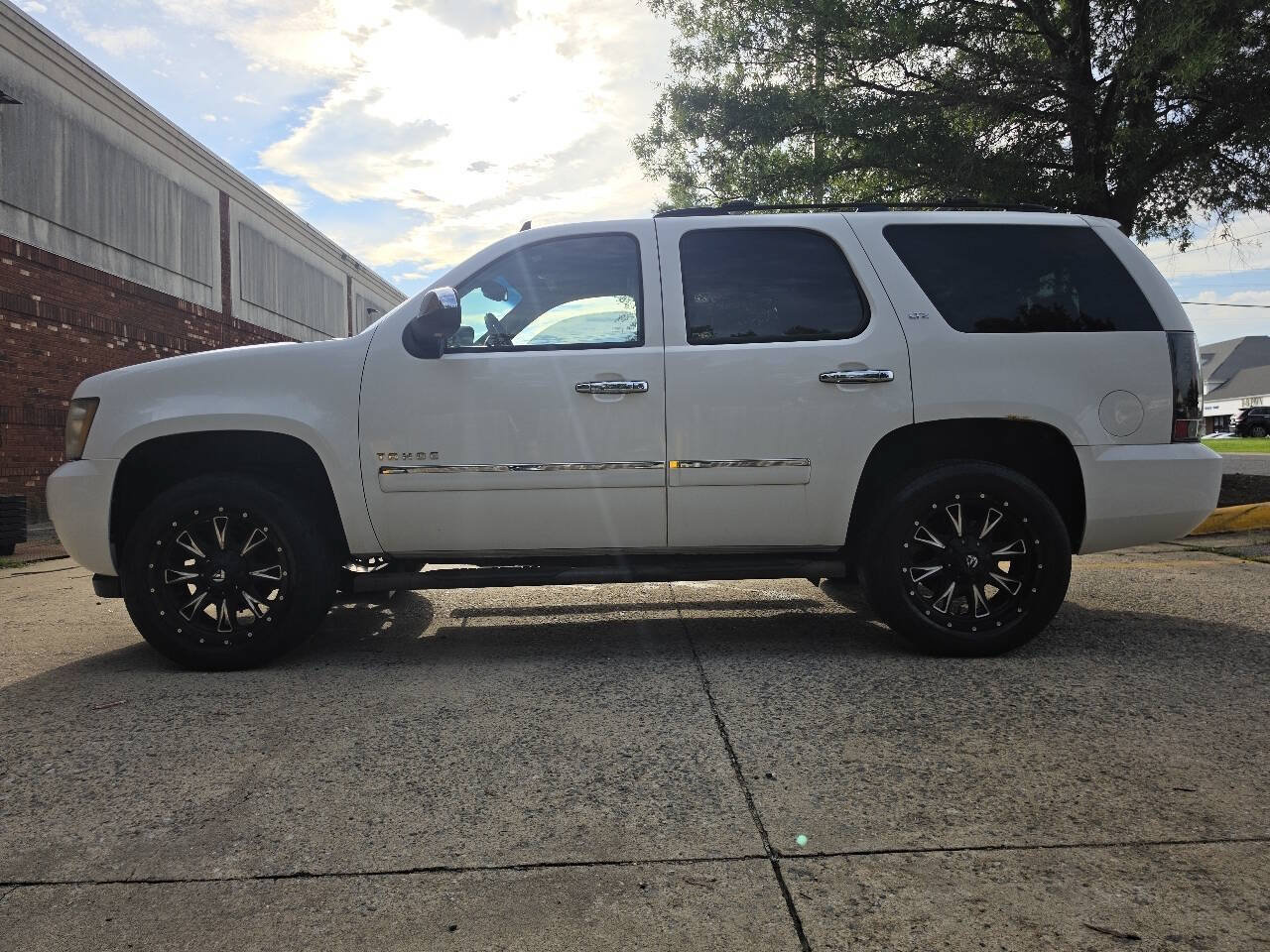 Used 2010 Chevrolet Tahoe LTZ AWD/4WD image 4