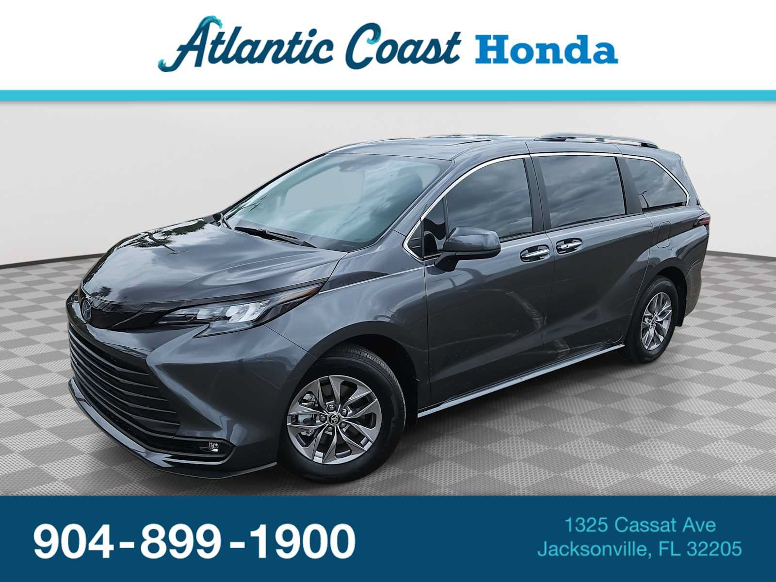 Used 2025 Toyota Sienna XLE w/ XLE Plus Package FWD image 1