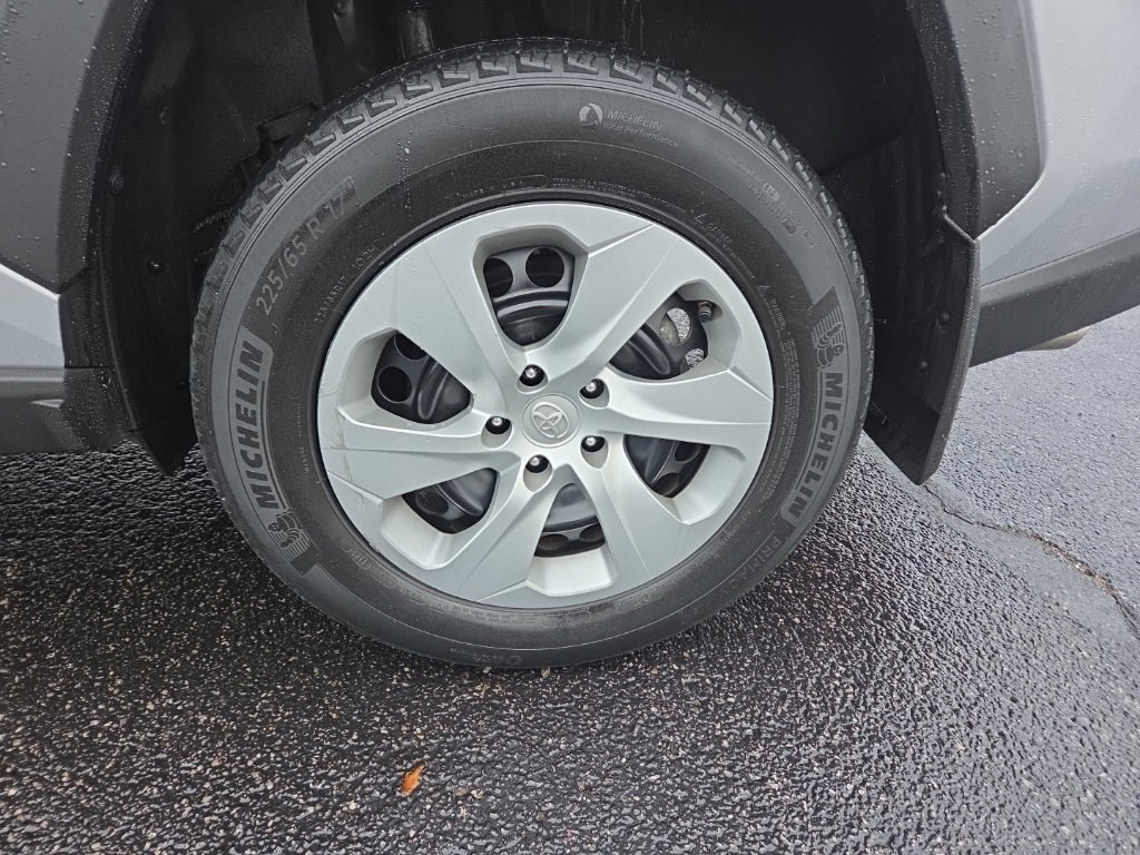 Used 2021 Toyota RAV4 LE image 10