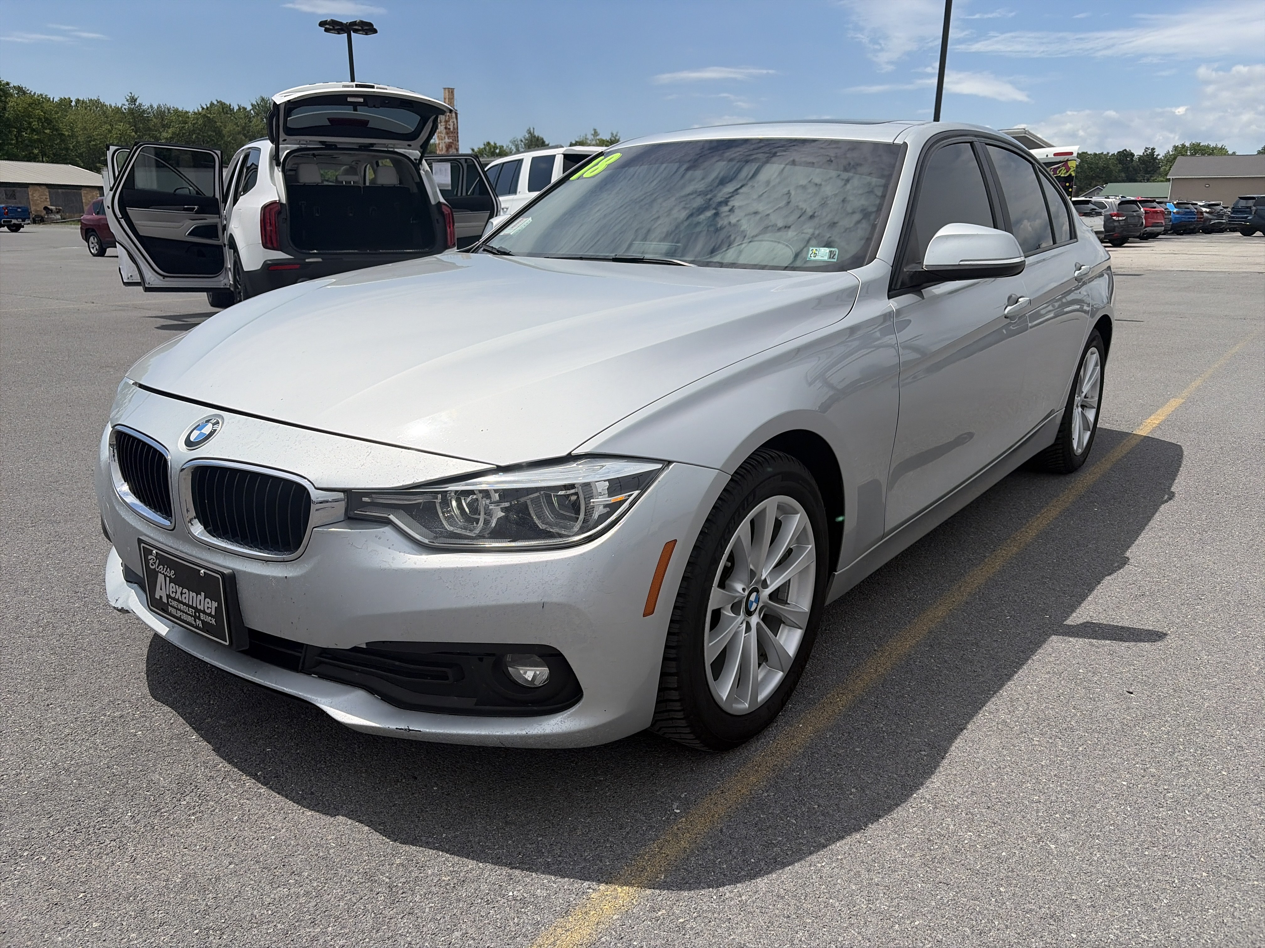 Used 2018 BMW 320i xDrive Sedan AWD/4WD image 2