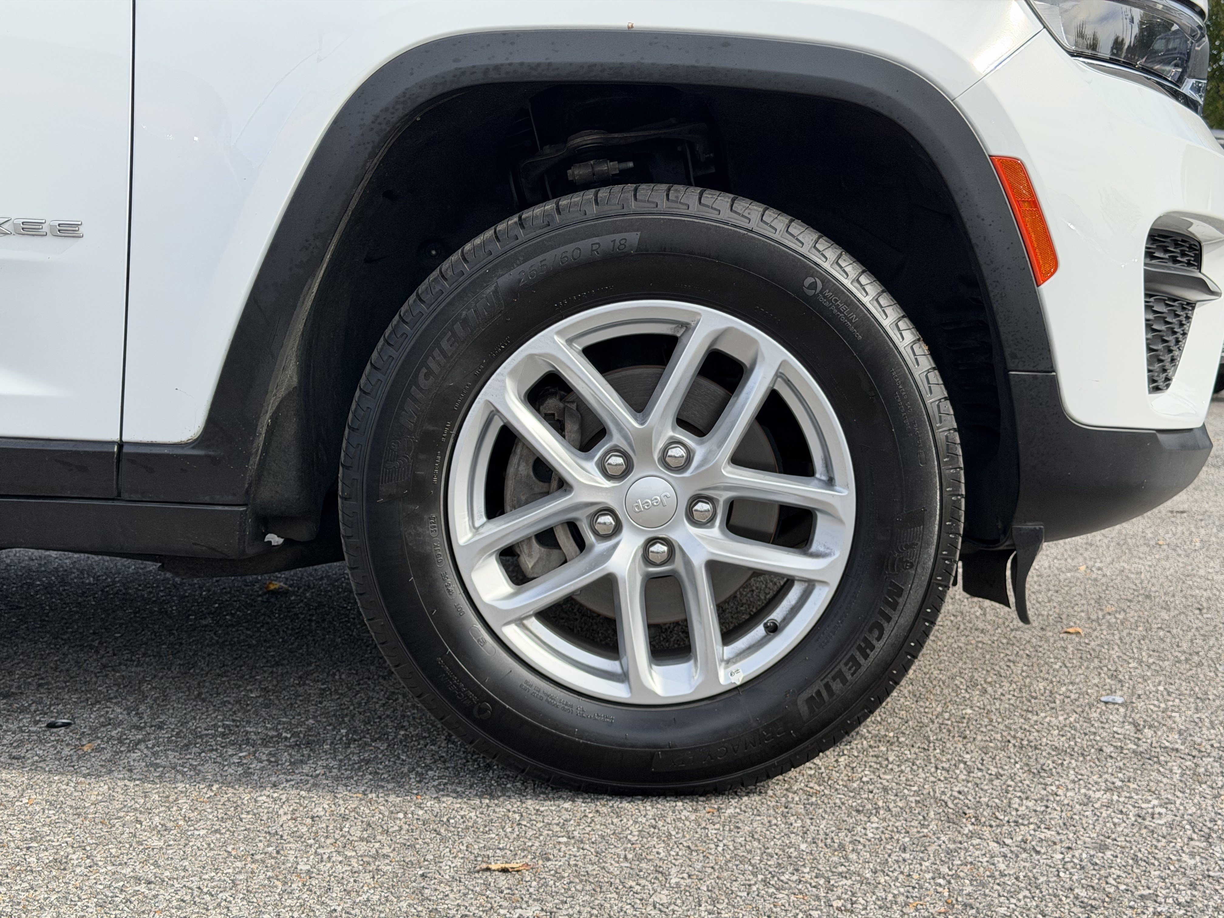 Used 2025 Jeep Grand Cherokee Laredo w/ Luxury Tech Group I RWD image 13