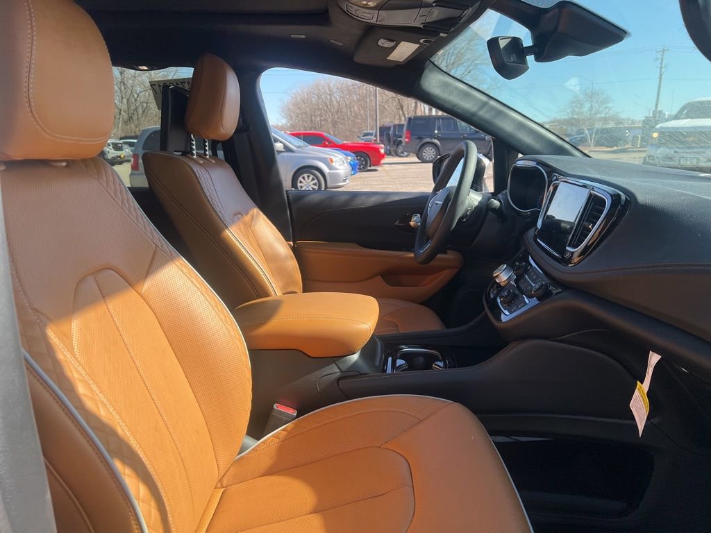 Used 2023 Chrysler Pacifica Pinnacle w/ Trailer Tow Group image 13