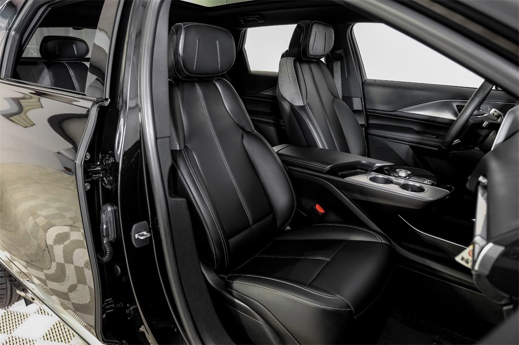 Used 2024 Cadillac Lyriq Tech image 34