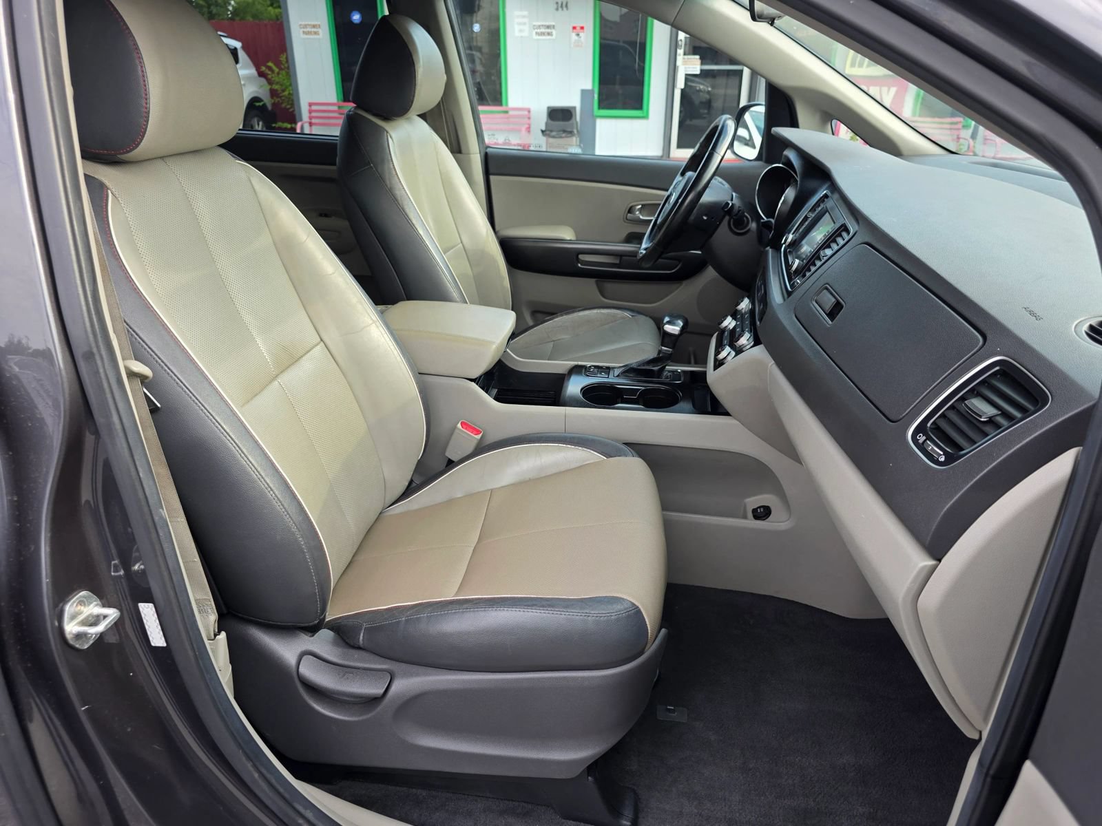 Used 2017 Kia Sedona LX w/ LX Essentials Premium Package FWD image 10
