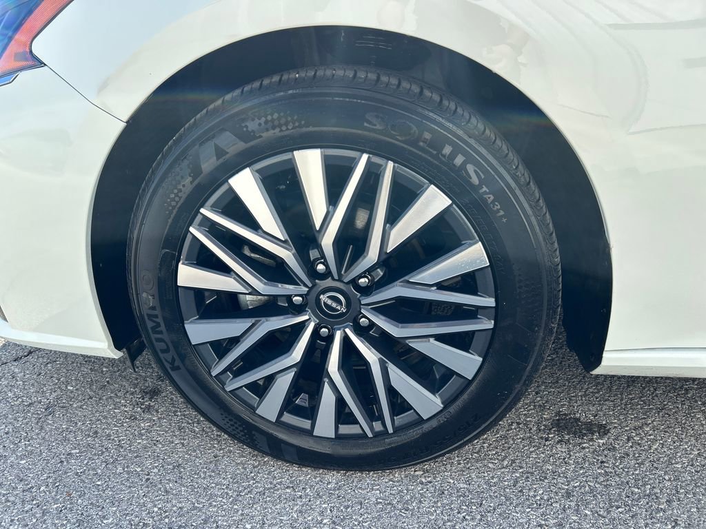 Used 2025 Nissan Altima 2.5 SV FWD image 9