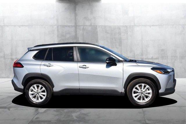 Used 2025 Toyota Corolla Cross LE image 5