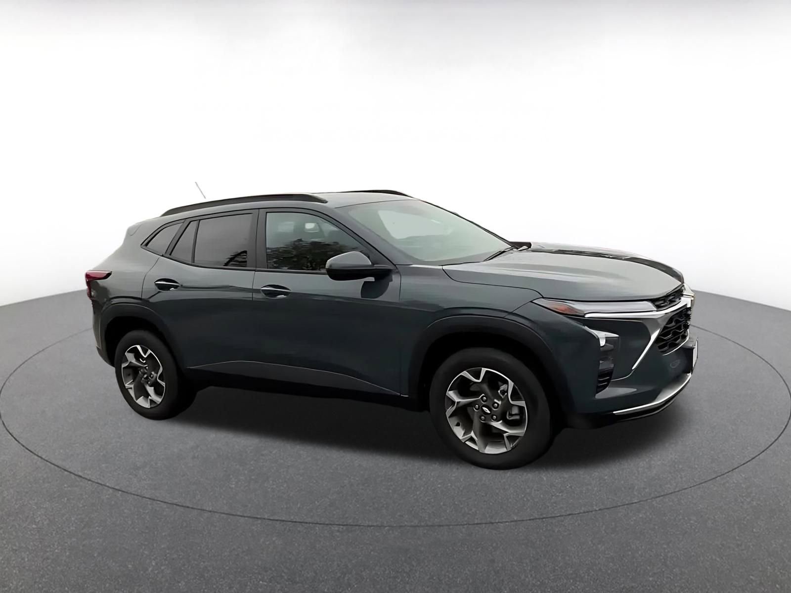 Used 2025 Chevrolet Trax LT image 2