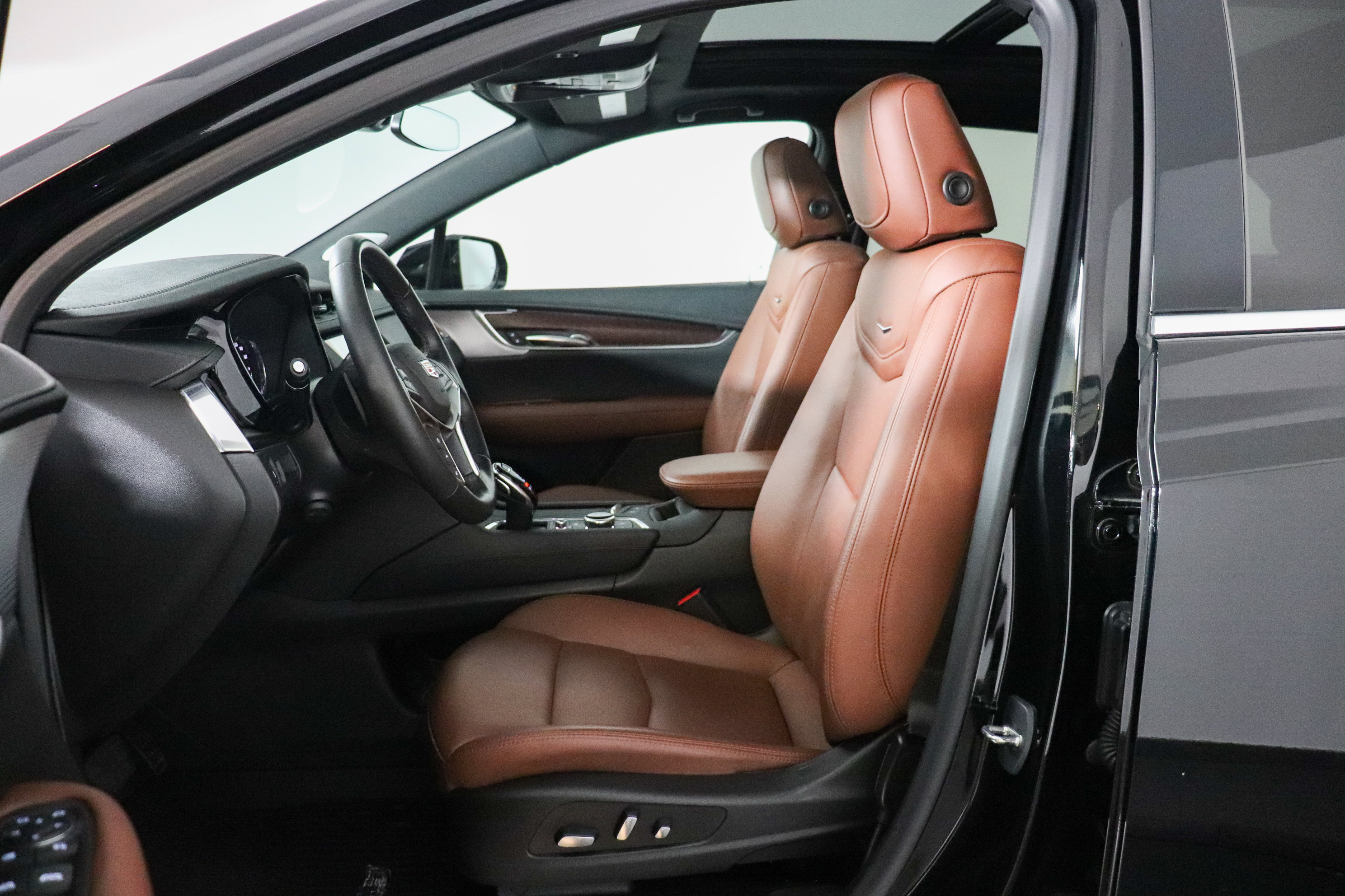 Used 2023 Cadillac XT5 Premium Luxury w/ LPO, Floor Liner Package AWD/4WD image 15