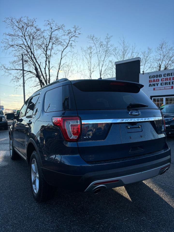 Used 2017 Ford Explorer XLT w/ Equipment Group 202A image 4