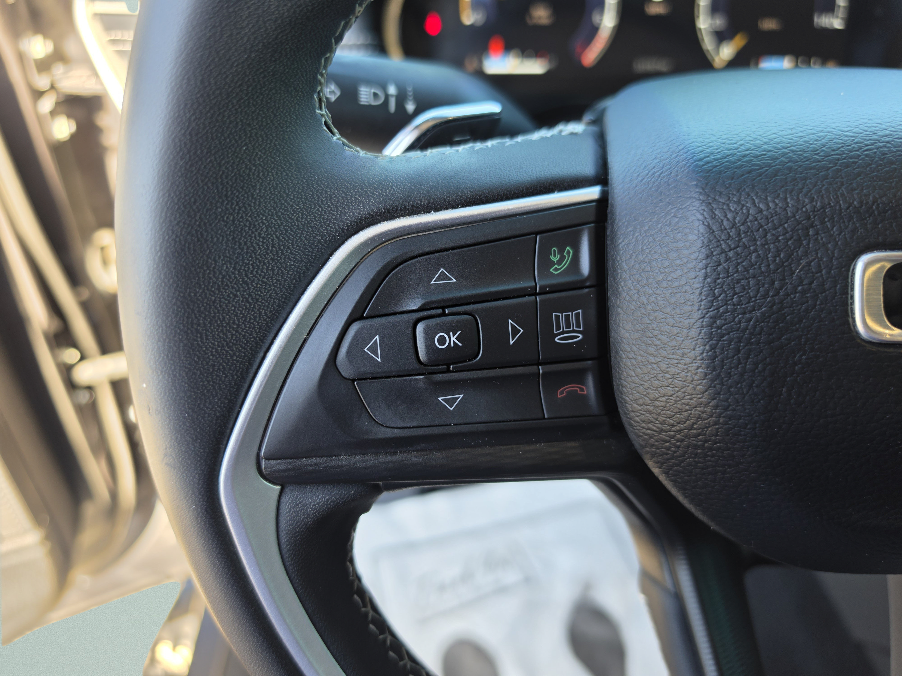Used 2024 Jeep Grand Cherokee L Laredo RWD image 32