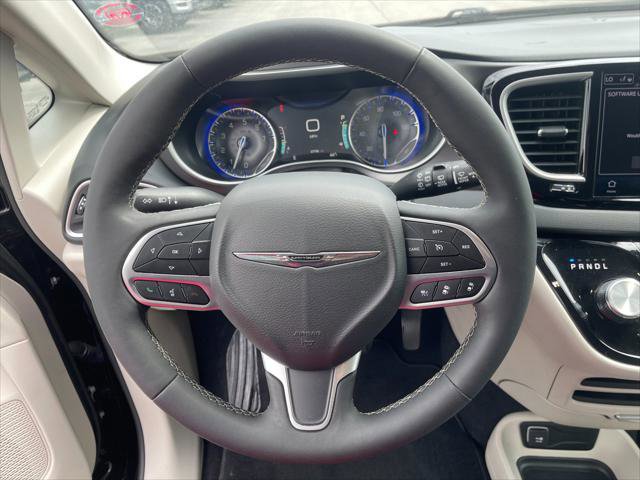 Used 2024 Chrysler Pacifica Touring-L image 26