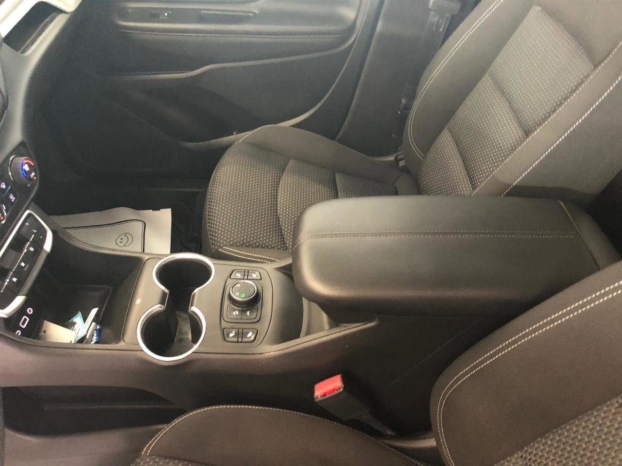 Used 2022 GMC Terrain SLE w/ Driver Convenience Package image 7