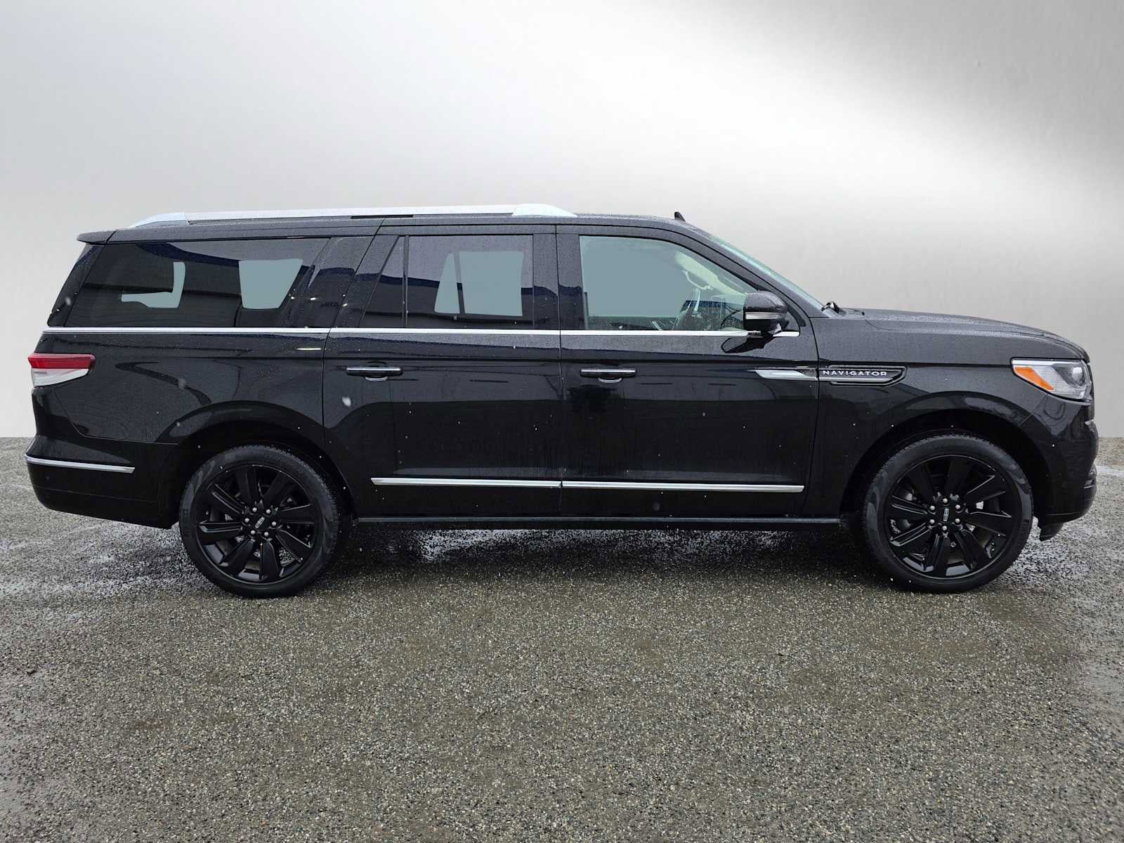 Used 2022 Lincoln Navigator L Reserve AWD/4WD image 2