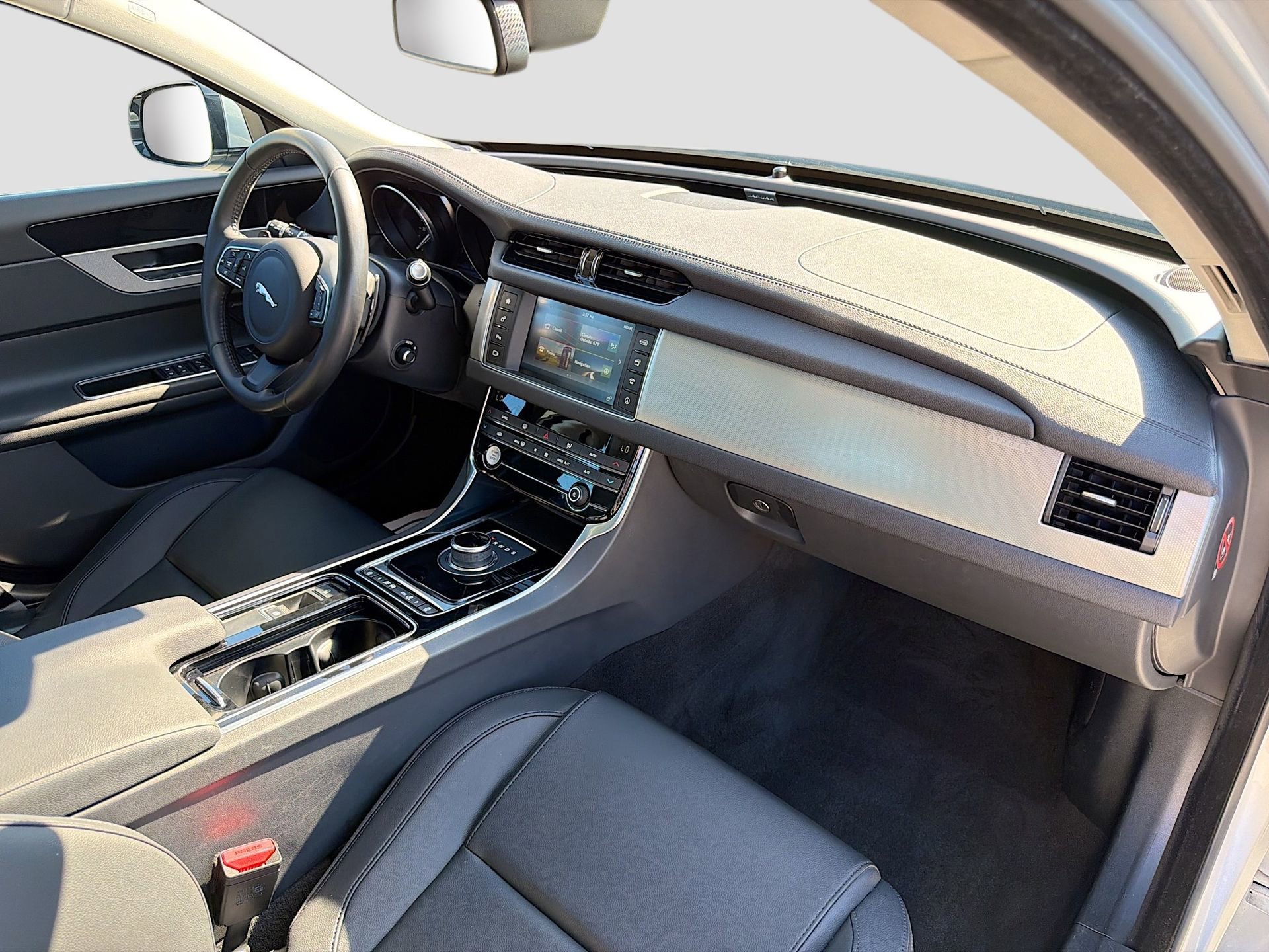 Used 2018 Jaguar XF Premium image 14