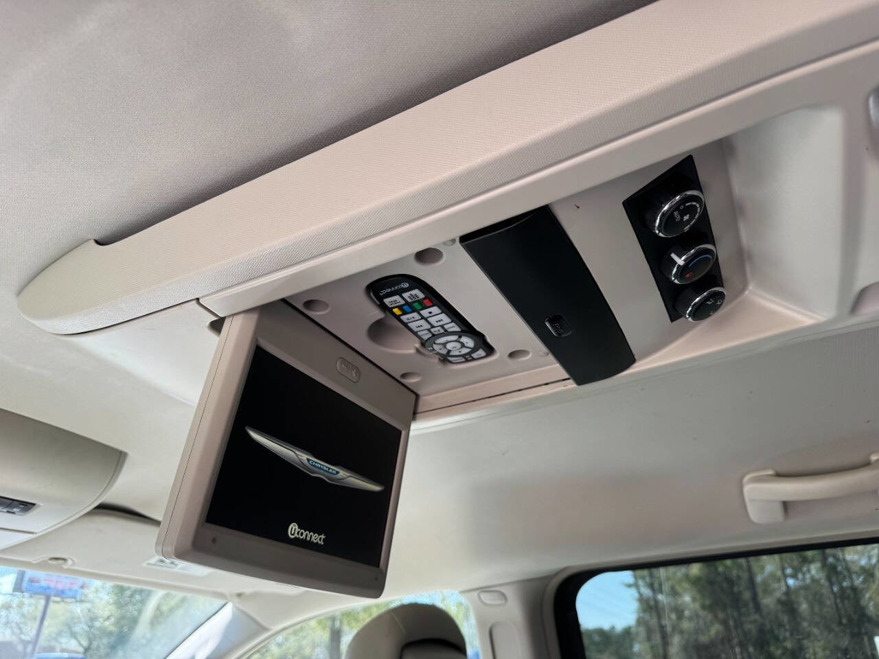 Used 2015 Chrysler Town & Country Touring image 40