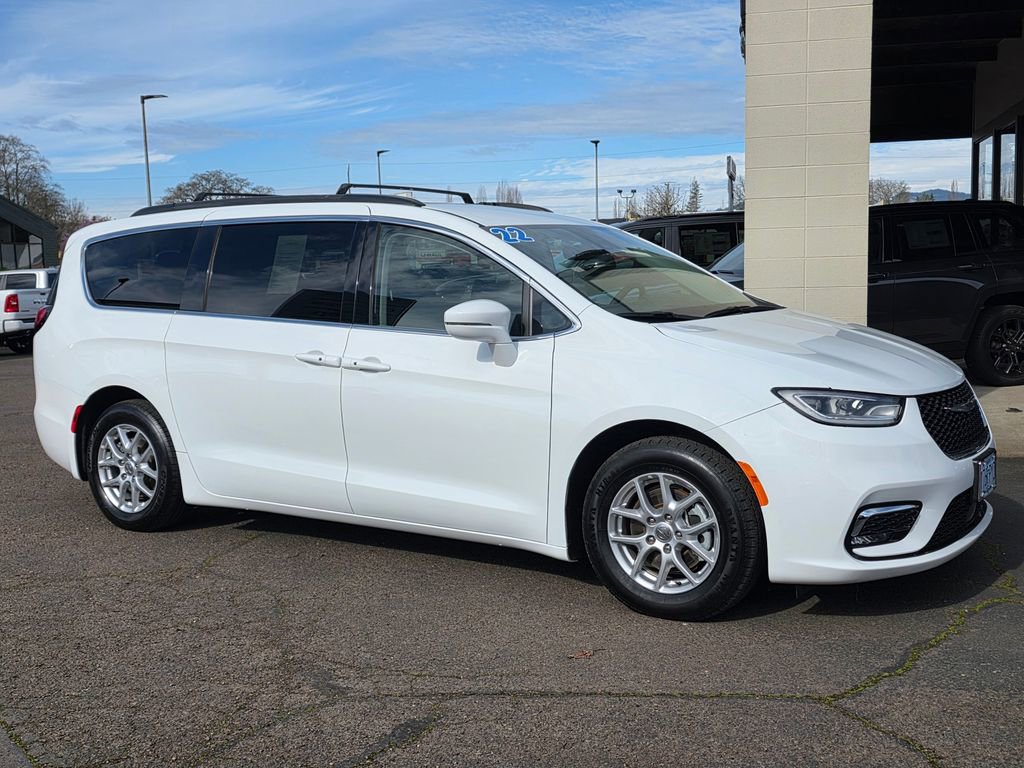 Used 2022 Chrysler Pacifica Touring-L image 3